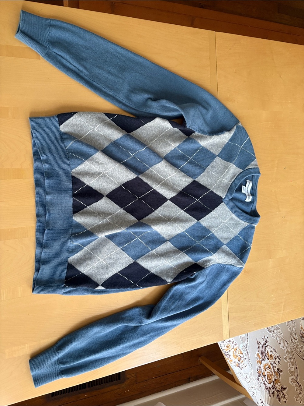 Amazon Essentials Men's Blue and Gray Argyle V-Neck Sweater